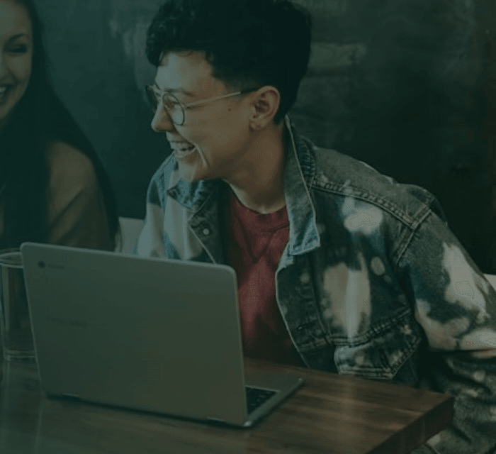 Alunos da Propósito Concursos estudando juntos com notebooks